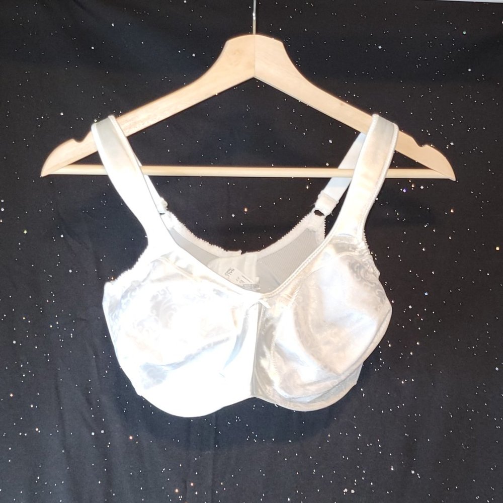 Bali Underwire Bra with padded shoulders - White - Size 34DDD - Like New